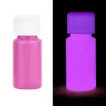 Pillule fluorescente visible en lumière normale et qui brille dans l'obscurité, idéale pour décoration scientifique ou événement thématique.