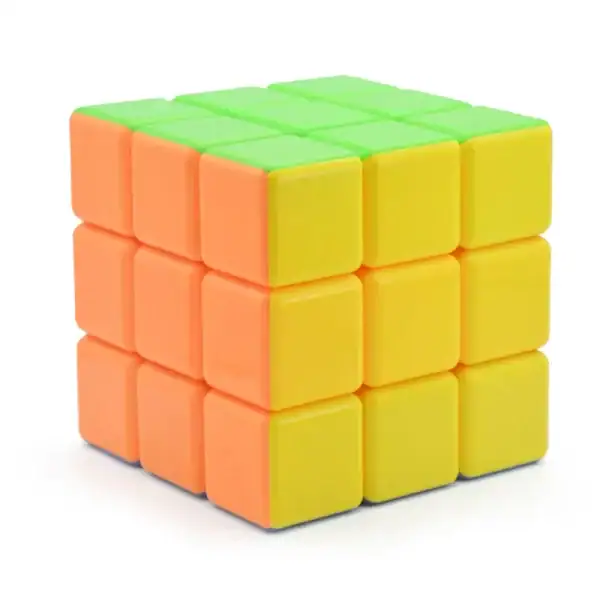 Cube de Rubik avec des couleurs vives, parfait pour la décoration de bureau ou d'espace scientifique.