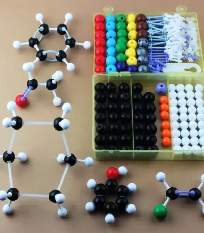 Modèle moléculaire avec kit de balles colorées et bâtons pour l'apprentissage de la chimie.