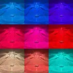 Vase en verre transparent illuminé par LED dans différentes couleurs, créant un effet lumineux coloré et décoratif. Parfait pour la décoration intérieure ou événementielle.