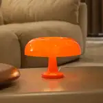 Lampe de table orange en verre, design contemporain, idéale pour la décoration intérieure moderne et élégante.