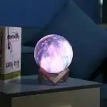 Lampe lune 3D avec support en bois, idéale pour décoration intérieure, ambiance relaxante et ambiance nocturne, représentant la surface de la lune avec détails réalistes.