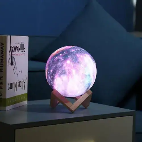 Lampe lune 3D avec support en bois, idéale pour décoration intérieure, ambiance relaxante et ambiance nocturne, représentant la surface de la lune avec détails réalistes.