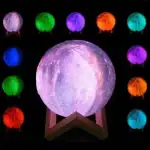 Lampe lune LED multicolore avec support en bois, idéale pour décoration scientifique ou ambiance relaxante. Éclairage lumineux et changeant pour une atmosphère unique.