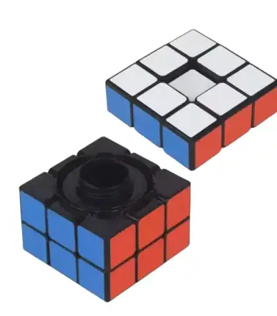Cube Rubik's classique avec faces colorées en blanc, rouge et bleu, utilisé pour les jeux de réflexion et de logique.