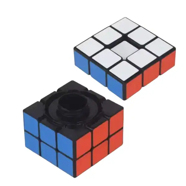 Cube Rubik's classique avec faces colorées en blanc, rouge et bleu, utilisé pour les jeux de réflexion et de logique.