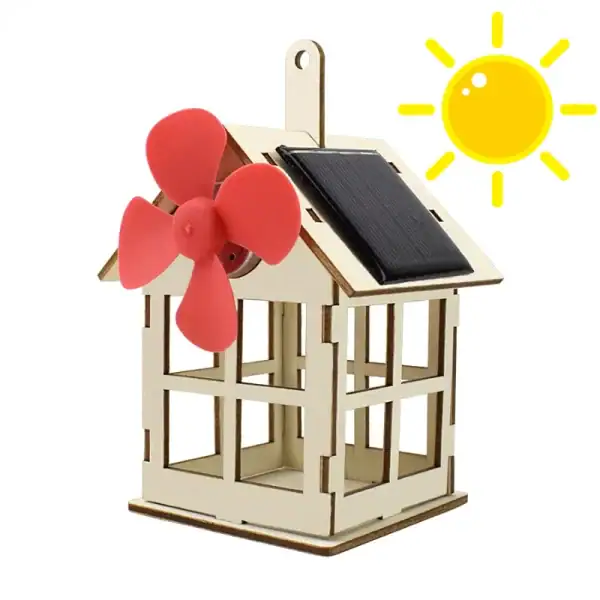 Modèle de petite maison solaire avec moulin à vent en plastique rose et panneau solaire noir, illustrant une éolienne domestique écologique.