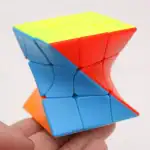 Cube de puzzle 3D coloré, puzzle mécanique innovant pour stimuler la réflexion et la dextérité.