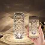 Vase en cristal transparent avec motif géométrique, idéal pour décoration intérieure ou comme pièce de collection. Parfait pour mettre en valeur des fleurs ou comme objet décoratif.