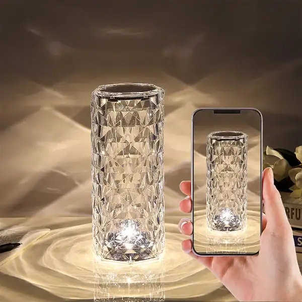 Vase en cristal transparent avec motif géométrique, idéal pour décoration intérieure ou comme pièce de collection. Parfait pour mettre en valeur des fleurs ou comme objet décoratif.