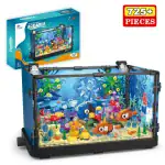 Vitrine aquarium en blocs de construction pour enfants, avec plus de 725 pièces, permettant de créer un environnement marin coloré et éducatif, idéal pour les amateurs de sciences et de décorati.