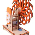 Moteur à vent en bois avec hélice orange, composants mécaniques et électriques pour projet éducatif scientifique.