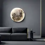 Lampe murale en forme de lune avec éclairage LED intégré, idéale pour une décoration intérieure moderne et élégante.