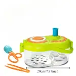 Poubelle de laboratoire colorée pour expériences scientifiques, avec accessoires pour manipuler et jeter des petits objets ou déchets. Parfaite pour activités éducatives et expérimentations.