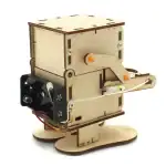 Robot en bois avec bras articulé et moteur électrique pour projets éducatifs et scientifiques.