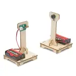 Pupitre scientifique en bois avec moteur électrique et batterie, idéal pour expériences éducatives et projets STEM pour enfants et étudiants.