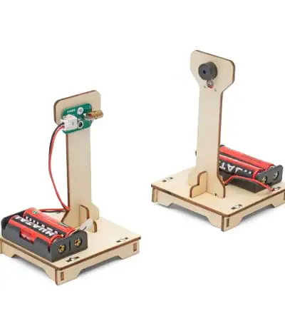 Pupitre scientifique en bois avec moteur électrique et batterie, idéal pour expériences éducatives et projets STEM pour enfants et étudiants.