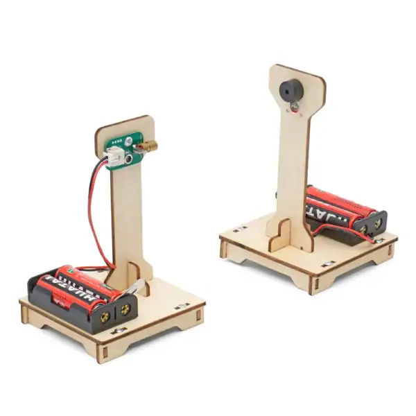 Pupitre scientifique en bois avec moteur électrique et batterie, idéal pour expériences éducatives et projets STEM pour enfants et étudiants.