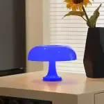Lampe de décoration en forme de champignon en verre bleu, idéale pour une décoration originale et moderne.