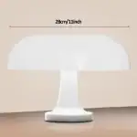 Lampe de bureau blanche au design minimaliste, inspirée d'un champignon, idéale pour la décoration scientifique ou moderne.
