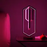 Lampe décorative en forme de diamant rose néon, idéale pour une ambiance moderne et colorée dans une pièce.