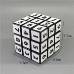 Cube puzzle numérique avec chiffres de 1 à 9 sur chaque face, dimensions 5,7 cm, idéal pour la décoration scientifique ou comme objet éducatif.