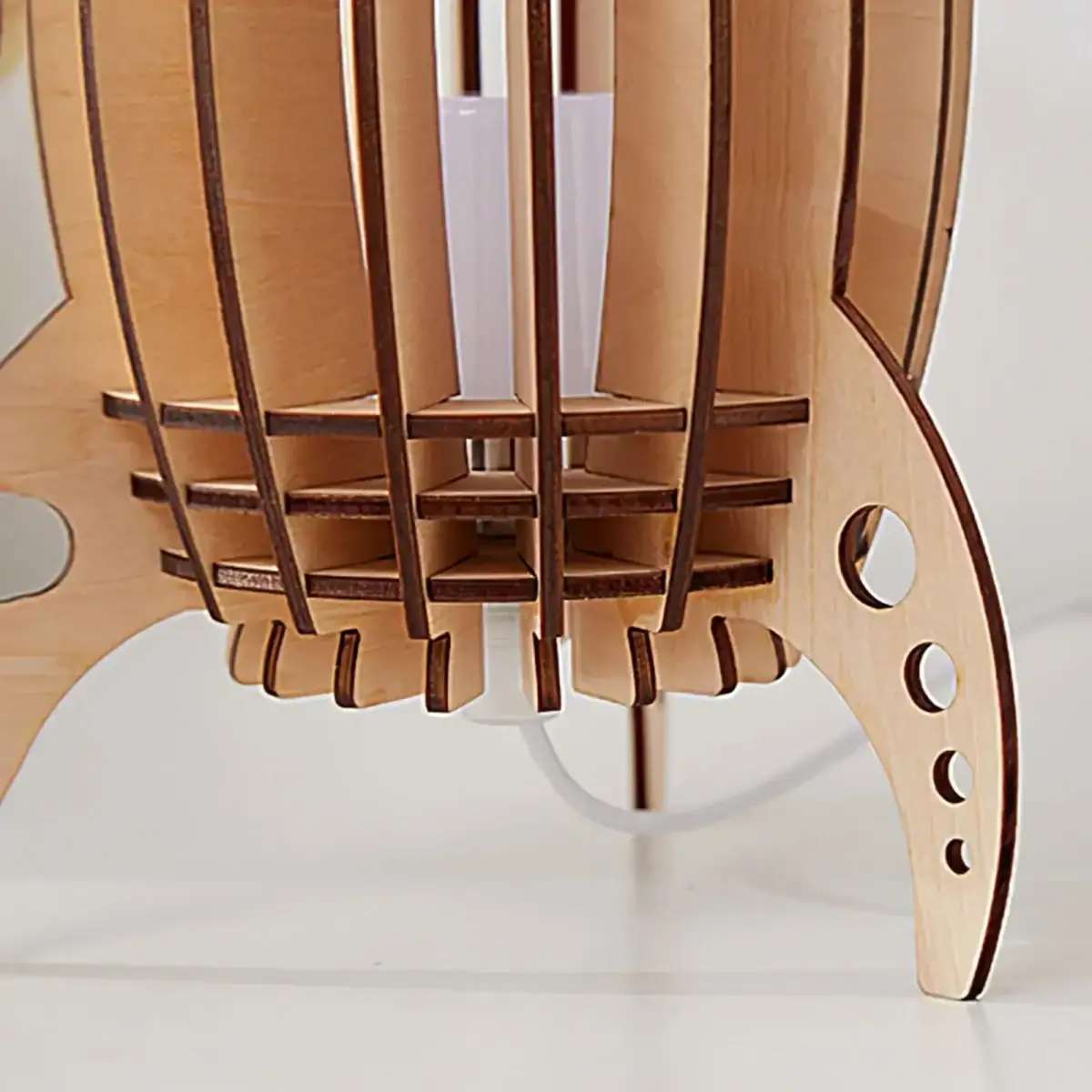 Pupitre scientifique en bois avec structure en plusieurs couches, idéal pour la décoration de bureau ou d'espace éducatif, alliant esthétique et fonctionnalité.