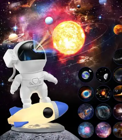 Figurine de jouet d'astronaute sur un vaisseau spatial, avec un fond de cosmos illustrant des planètes, étoiles et galaxies, idéale pour la décoration scientifique et éducative.
