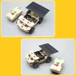 Véhicule robot solaire avec télécommande, fabriqué en bois, équipé d'un panneau solaire pour l'alimentation, idéal pour l'apprentissage de la robotique et de l'énergie renouvelable.