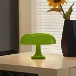 Lampe de table verte au design contemporain, idéale pour décorer un intérieur avec style et originalité. Parfaite pour ajouter une touche de couleur à votre espace de vie ou de travail.