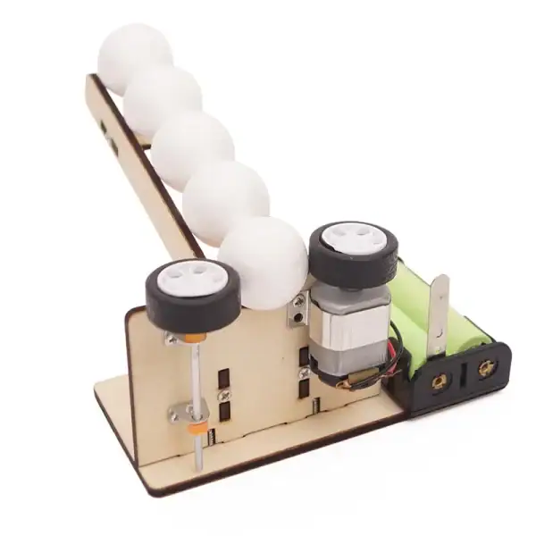 Modèle de balleur de Newton en bois avec moteur électrique et balles en mousse blanches, idéal pour expériences scientifiques éducatives.