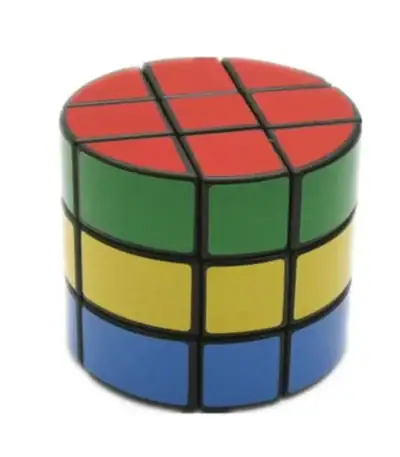 Cube de Rubik multicolore, parfait pour la décoration de bureau ou d'espace scientifique, combinant amusement et esprit logique.