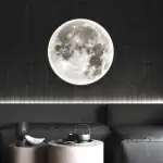 Décoration murale avec une grande lune lumineuse, apportant une ambiance apaisante et mystérieuse à la pièce. Parfaite pour un intérieur moderne ou scientifique.