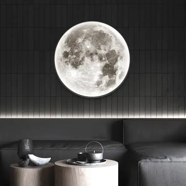 Décoration murale avec une grande lune lumineuse, apportant une ambiance apaisante et mystérieuse à la pièce. Parfaite pour un intérieur moderne ou scientifique.
