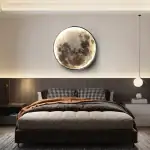 Panneau mural en forme de lune pour décoration intérieure moderne et élégante.