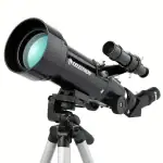 Téléscope Celestron noir avec trépied, idéal pour l'observation astronomique et l'astrophotographie, offrant une haute précision pour les amateurs de sciences.