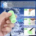 Pinceau en silicone vert utilisé pour des expériences scientifiques ou éducatives, illustrant la manipulation de matériaux dans un contexte pédagogique.