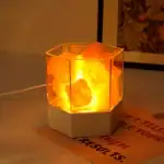 Lampe de sel de l'Himalaya illuminée, ambiance chaleureuse et naturelle.