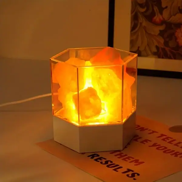 Lampe de sel de l'Himalaya illuminée, ambiance chaleureuse et naturelle.
