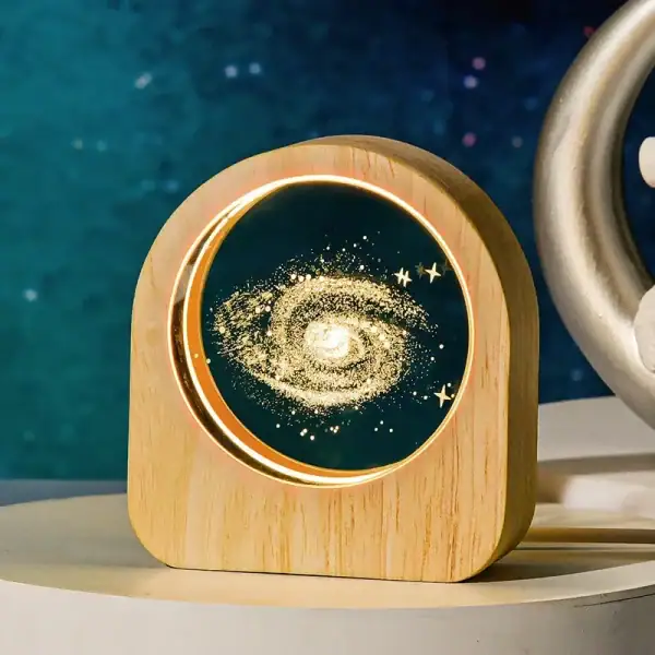 Lampe décorative en forme de galaxie avec lumière LED, idéale pour une décoration scientifique ou cosmique dans une chambre ou un bureau.