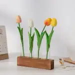 Décoration florale en tulipes en bois et plastique pour intérieur.