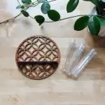 Porte-épices en bois avec compartiments en verre pour rangement d'épices ou autres petits objets, idéal pour la cuisine ou la décoration intérieure.