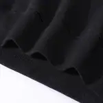 Détail d'un tissu noir avec motif ADN, parfait pour une décoration inspirée de la science et de la génétique.