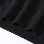 Détail d'une manche de sweat-shirt noir avec finition côtelée, parfait pour un style décontracté et scientifique.