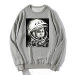 Veste sweat grise avec une impression en noir et blanc du cosmonaute soviétique Yuri Gagarin, premier homme dans l'espace, portant son casque spatial.