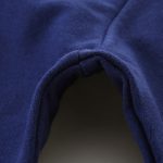 Polo en coton bleu marine avec col classique, parfait pour un style décontracté et élégant. Tissu doux et confortable, idéal pour toutes les occasions.