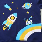 Panneau enfant avec motif espace, fusée, planète et étoiles colorées.