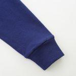 Vêtement de style décontracté avec manchette côtelée, parfait pour un look scientifique ou casual.
