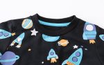 T-shirt pour enfants avec motifs de fusées, planètes et étoiles dans un style spatial coloré, parfait pour les amateurs d'astronomie et de science.