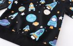 Vêtement pour enfant avec motif d'espace, comprenant des fusées, planètes, étoiles et autres éléments cosmiques sur fond noir. Parfait pour les amateurs d'astronomie et de science.